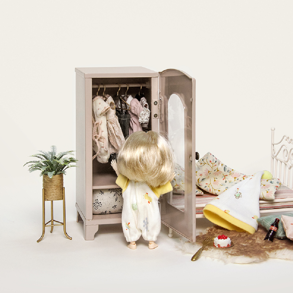 Small Hangers Dollhouse - 1:12 Scale Dollhouse Miniature - 1:12 scale miniature clothes rack in metal, view 5